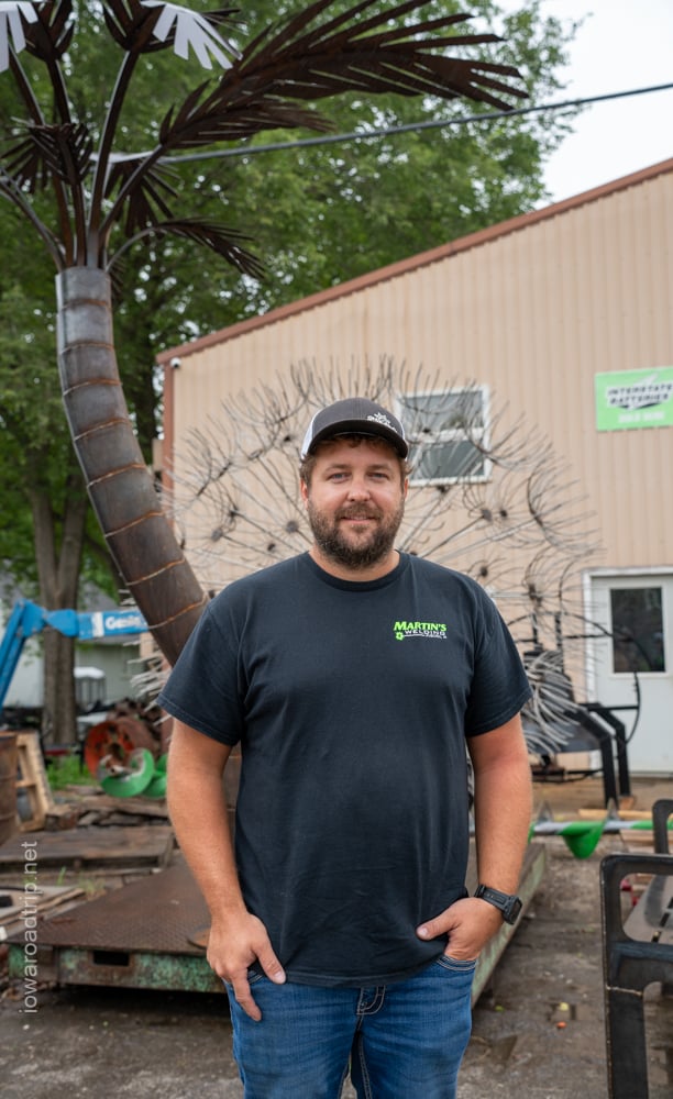 Tanner King at Martin’s Welding in Auburn, where he creates the large metal sculptures found throughout Sac County and beyond.
📸 Brian Abeling / Iowa Road Trip