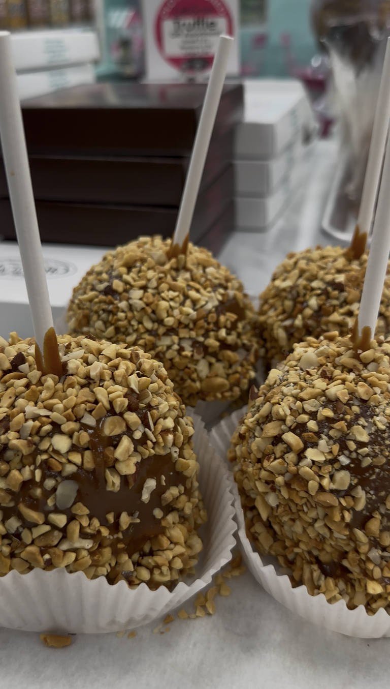 The Best Caramel Apples in Iowa, According to Iowa Road Trip Followers